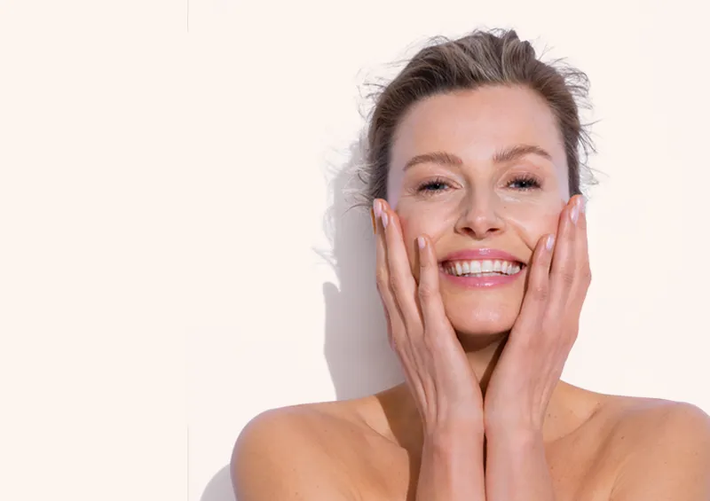 Haut und Haare in den Wechseljahren: Pflege von außen und innen